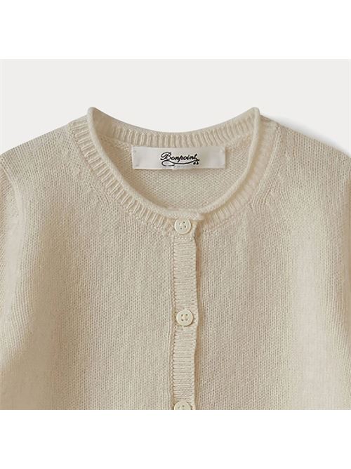 Cardigan in cashmere per bambini Bianco latteQuesto cardigan per neonati è un capo essenziale per il guardaroba dei più piccoli. Morbido e caldo, questo capo iconico è impreziosito da un ricamo Bonpoint a forma di ciliegia tono su tono sull'orlo anteriore.Realizzato in cashmere 100% di alta qualitàApertura con bottoni tono su tonobordi arrotolati e nervatiComposizione: 100% cashmere BONPOINT | PEBDA2703CA102