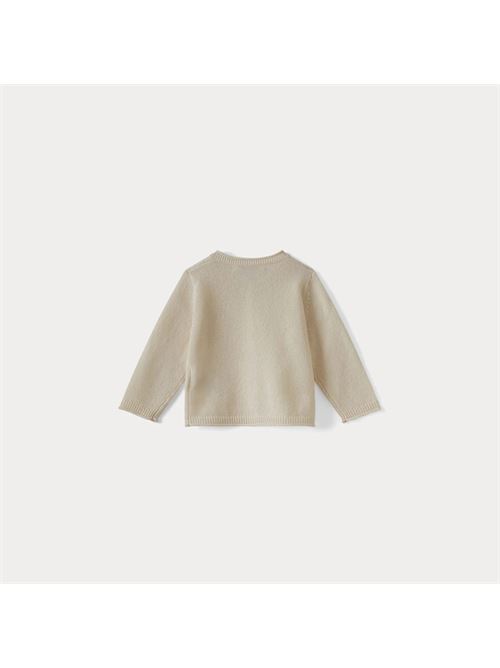 Cardigan in cashmere per bambini Bianco latteQuesto cardigan per neonati è un capo essenziale per il guardaroba dei più piccoli. Morbido e caldo, questo capo iconico è impreziosito da un ricamo Bonpoint a forma di ciliegia tono su tono sull'orlo anteriore.Realizzato in cashmere 100% di alta qualitàApertura con bottoni tono su tonobordi arrotolati e nervatiComposizione: 100% cashmere BONPOINT | PEBDA2703CA102