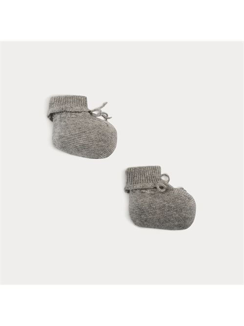 Scarpine per neonati in cashmere grigio mélange chiaroQuesti adorabili scarponcini in cashmere per neonati tengono i piedini caldi e comodi. Questi iconici pezzi della casa sono molto eleganti con il loro fiocco sulla parte superiore.Realizzato in 100% cashmereMaglia legaccio sempliceBordo lavorato a maglia a costeComposizione: 100% Cashmere BONPOINT | PEBDA2837CH002
