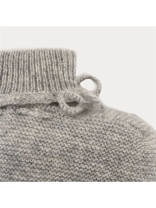 Scarpine per neonati in cashmere grigio mélange chiaroQuesti adorabili scarponcini in cashmere per neonati tengono i piedini caldi e comodi. Questi iconici pezzi della casa sono molto eleganti con il loro fiocco sulla parte superiore.Realizzato in 100% cashmereMaglia legaccio sempliceBordo lavorato a maglia a costeComposizione: 100% Cashmere BONPOINT | PEBDA2837CH002