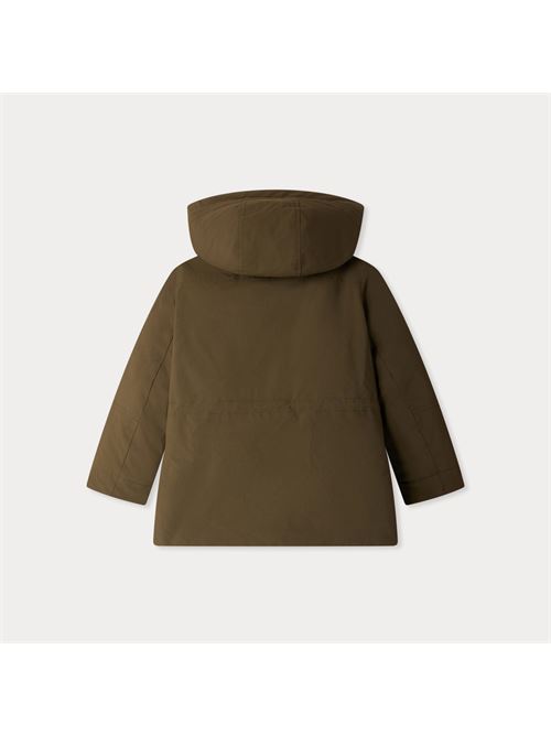 Parka Jeremiah idrorepellente e traspirante con cappuccio staccabileIl parka Jeremiah da bambino ha quattro tasche: due a filetto e due con patta. Questo modello, con cappuccio rimovibile e polsini in velcro, si chiude con cerniera e patta con bottoni a pressione.Realizzato con materiali riciclatiVita regolabileStemma Bonpoint sulla manica BONPOINT | W05BOUW00010046